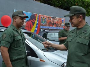 Entrega de vehículos a militares