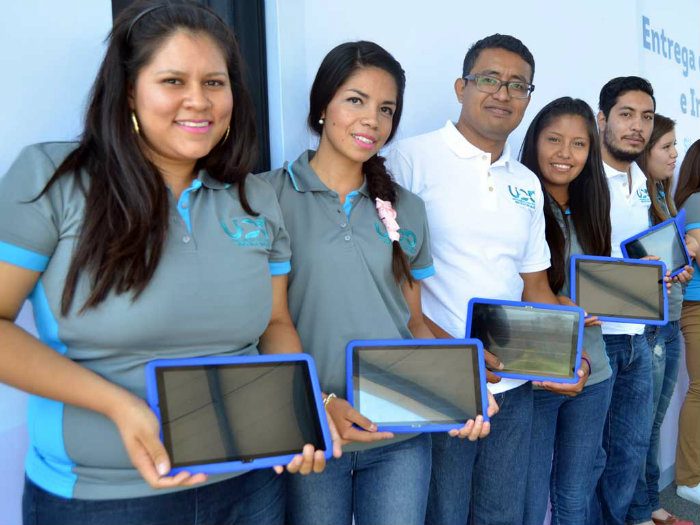 entrega de Tablets Canaima a estudiantes