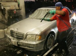 Venezolano lavando carro