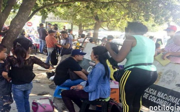 Venezolanas venden su cabello en el Puente Internacional Simón Bolívar