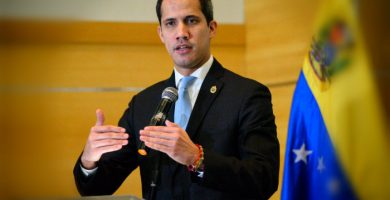 Guaidó otorga pago de 100 dólares mensuales a personal médico